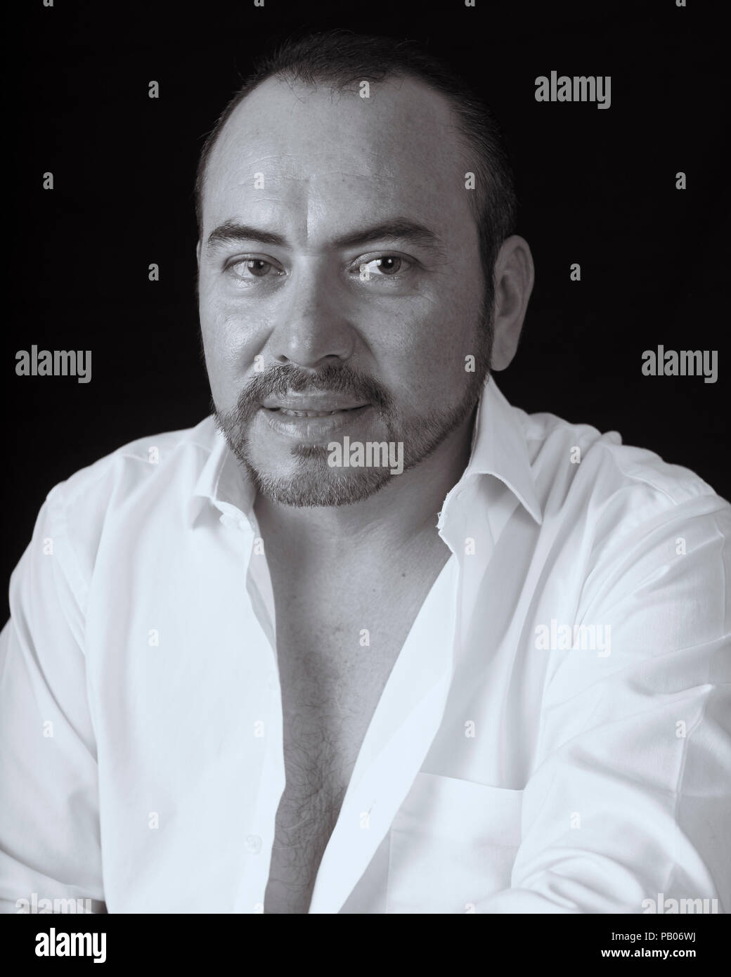 Schwarze und Weiße studio Porträt eines Mannes im weissen Hemd Stockfoto