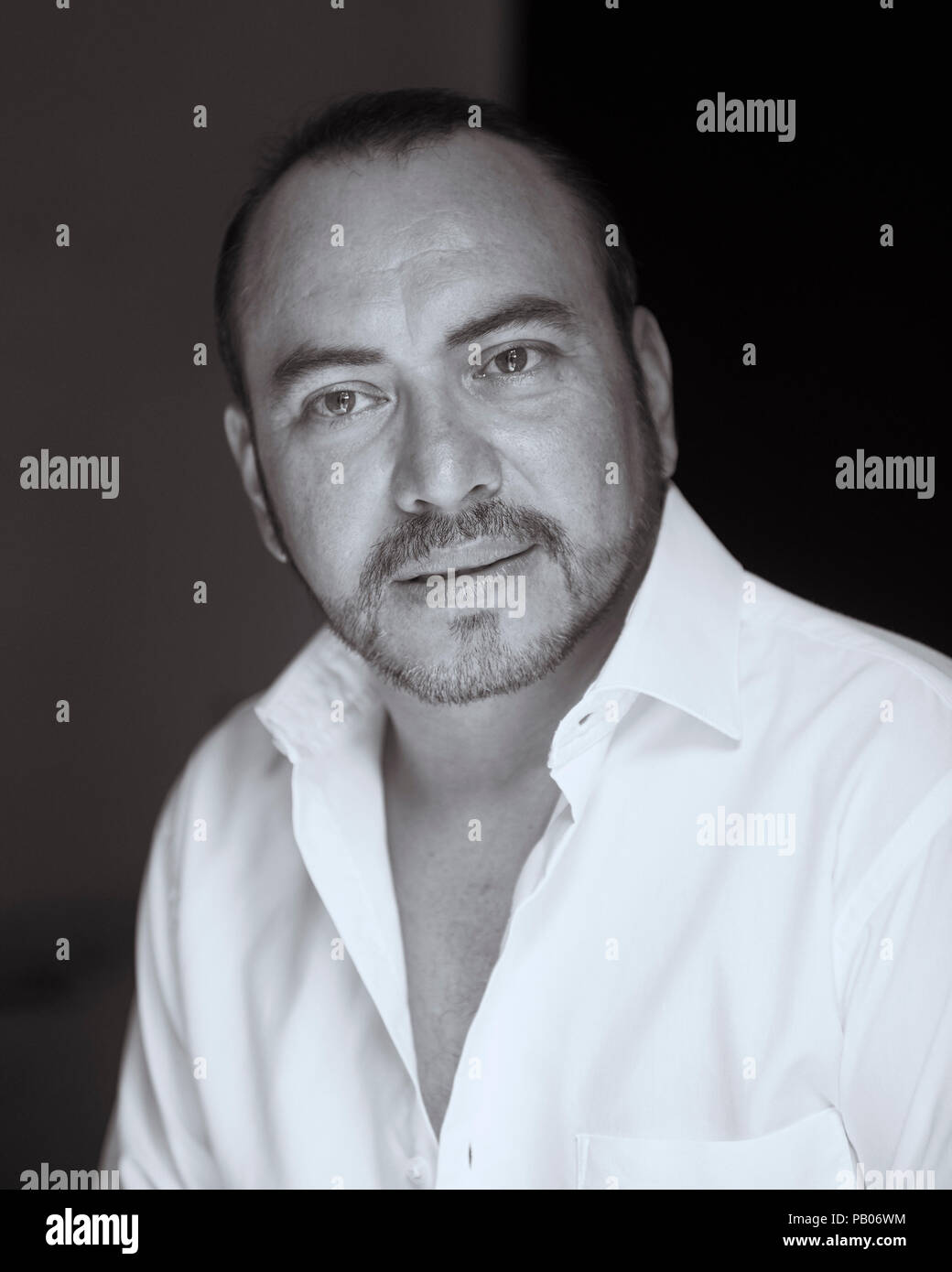 Schwarze und Weiße studio Porträt eines Mannes im weissen Hemd Stockfoto