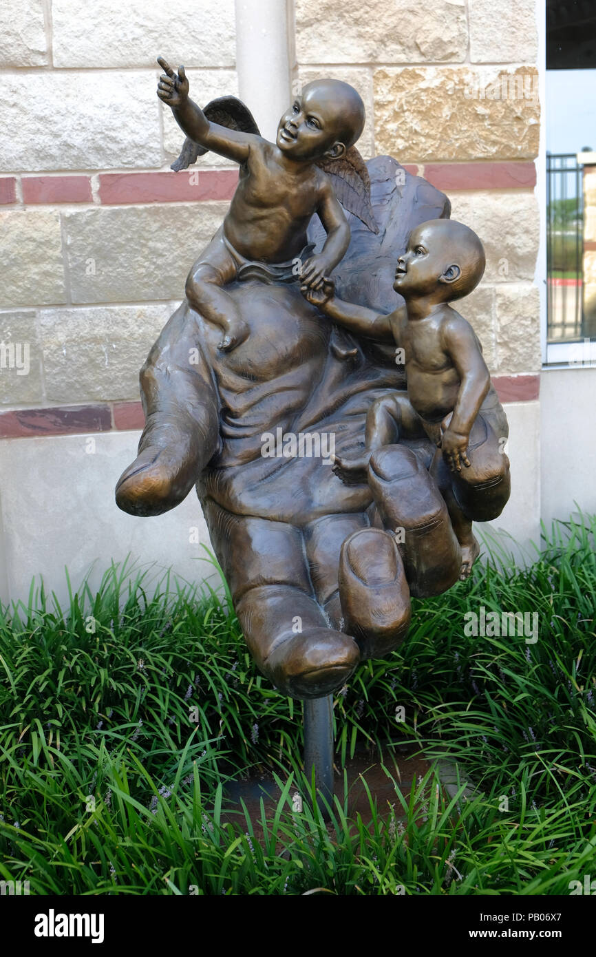 Bronze Skulptur mit dem Titel "immer an meiner Seite", von J. Payne Lara an der Scott & Weiß Krankenhaus in College Station, Texas, United States. Stockfoto