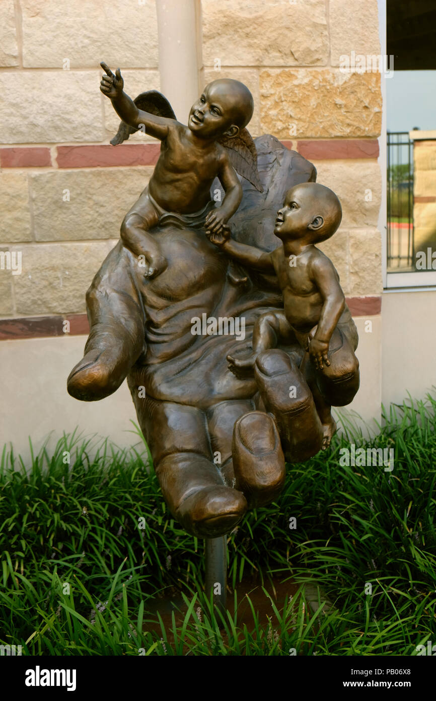 Bronze Skulptur mit dem Titel "immer an meiner Seite", von J. Payne Lara an der Scott & Weiß Krankenhaus in College Station, Texas, United States. Stockfoto