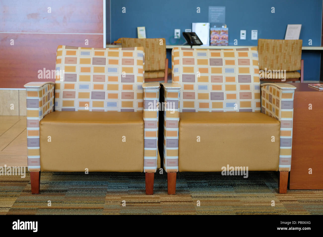 Zwei leere Sessel Sofas im Wartebereich von Scott & Weiß Krankenhaus in College Station, Texas, United States. Stockfoto