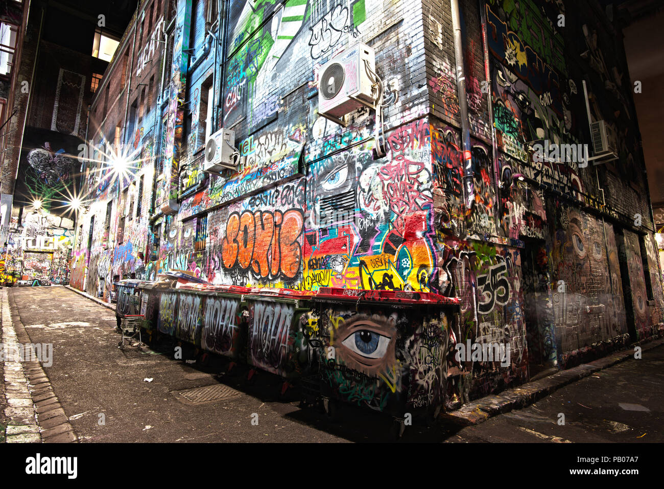 Hosier Lane in der Nacht. Es ist eines von Melbournes berühmten Lanes insbesondere bekannt für seine Street Art. Stockfoto