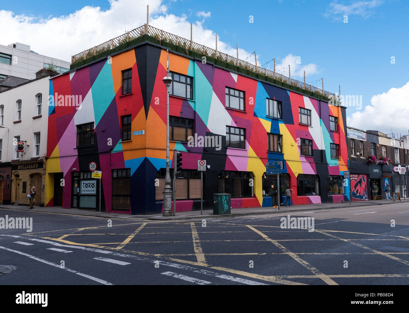 Dublin, Irland - 16. Juli 2018. Eine farbenfrohe Gebäude auf poolbeg Street in Dublin, Irland. Stockfoto