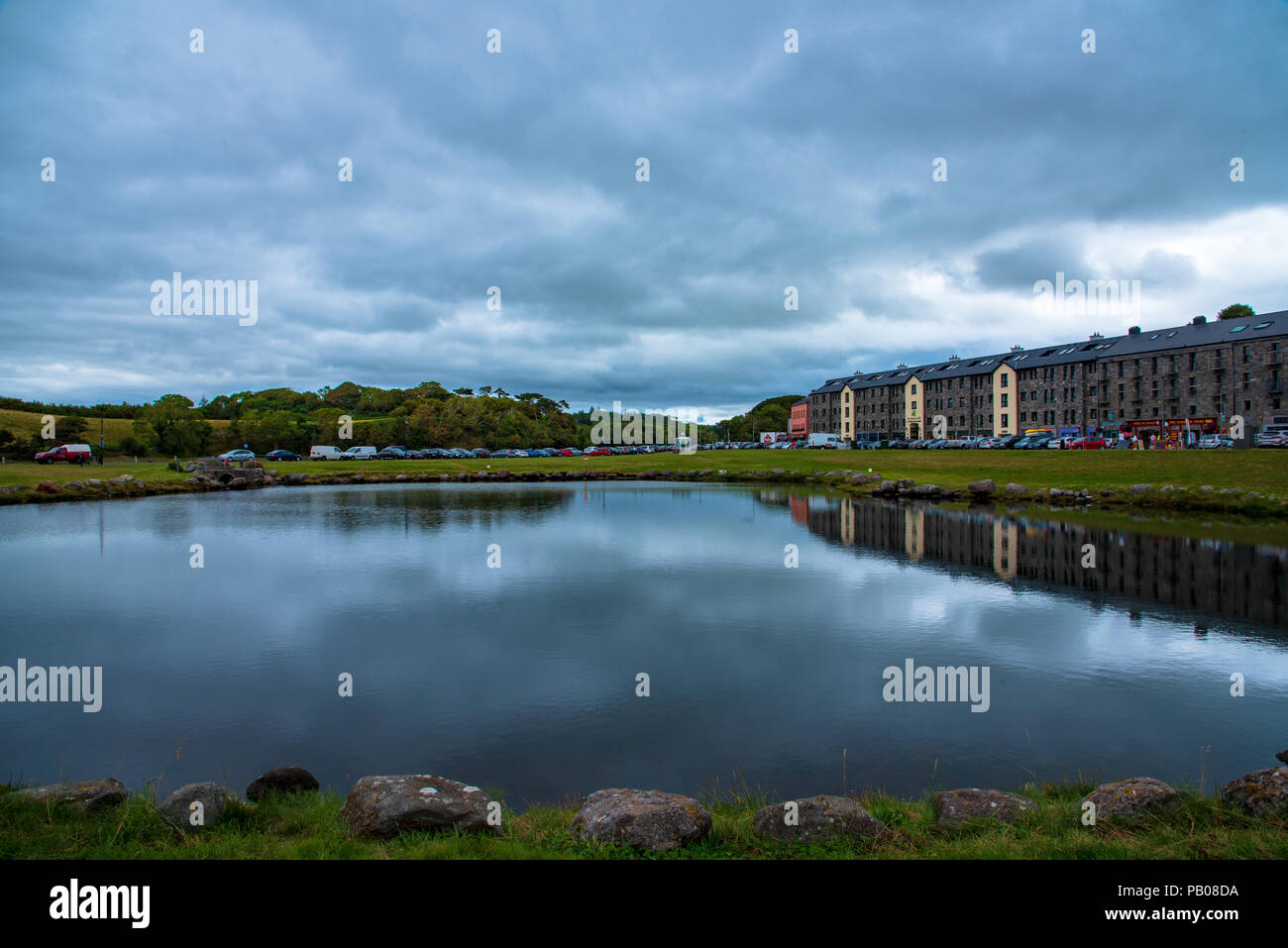 Westport, Irland - 14. Juli 2018. Geschäfte und Hotels in der Gegend von Westport befinden sich in einem Teich spiegelt. Stockfoto