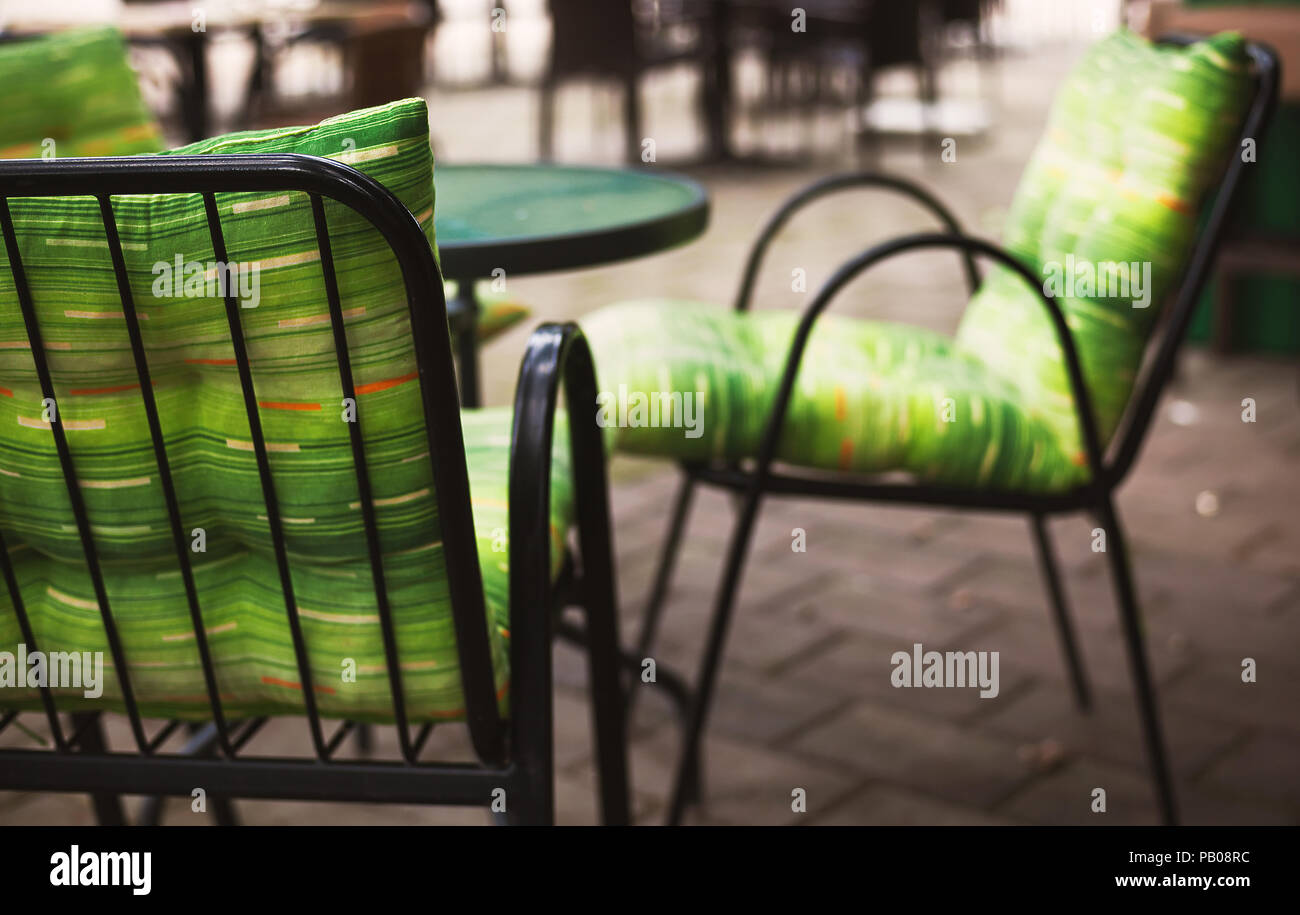 Details der leeren Sitze in einem Restaurant, Outdoor Szene während des Tages. Stockfoto