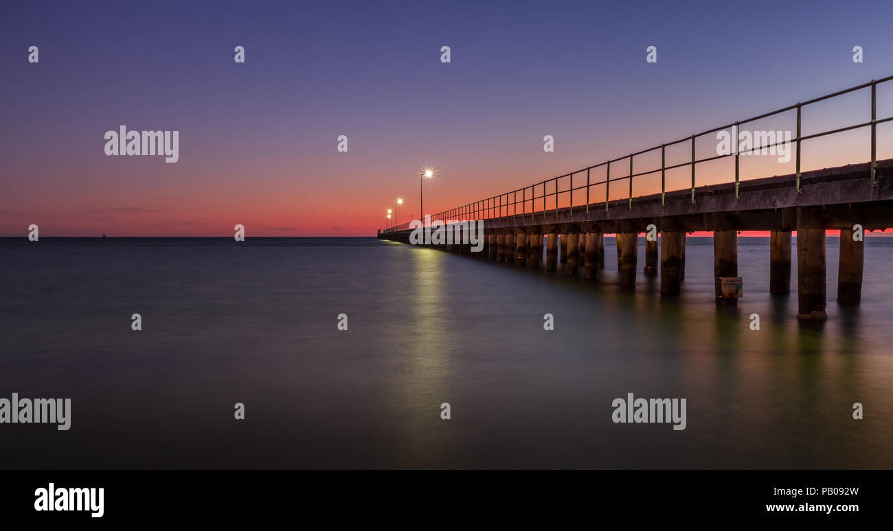 Rosebud Pier bei Sonnenuntergang, Mornington Peninsula, Victoria, Australien Stockfoto