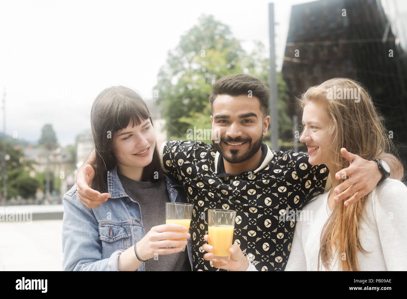 Drei lächeln Freunde machen eine feierliche Toast Stockfoto