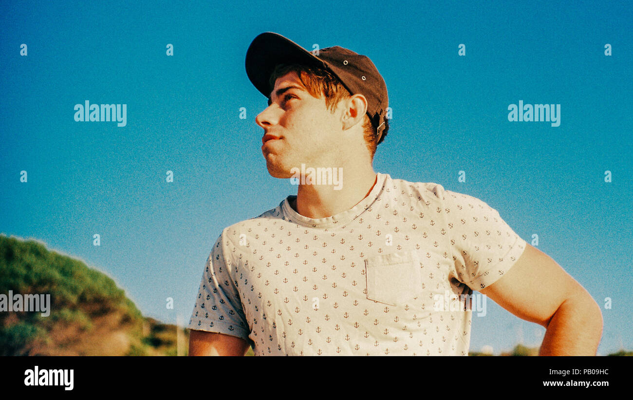 Porträt eines Mannes stehen auf Beach, Cape Town, Western Cape, Südafrika Stockfoto
