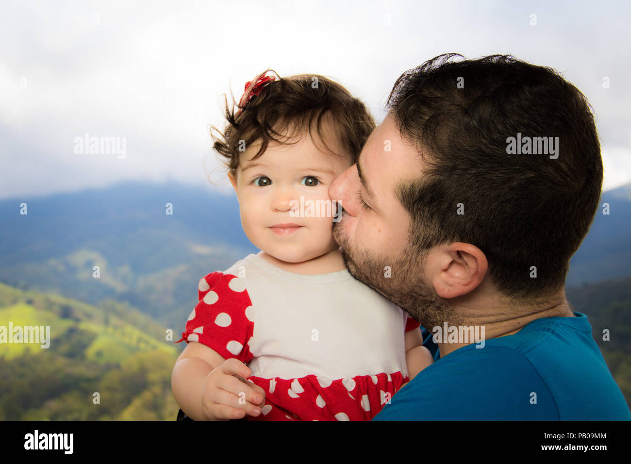 Vater seiner Tochter küssen Stockfoto