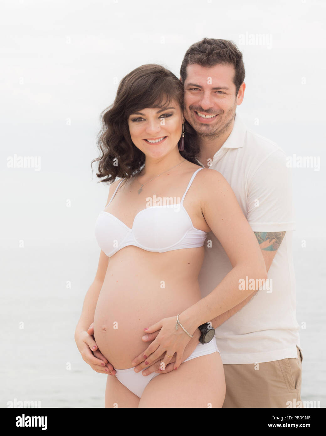 Porträt eines lächelnden Paare, die ein Baby erwarten Stockfoto