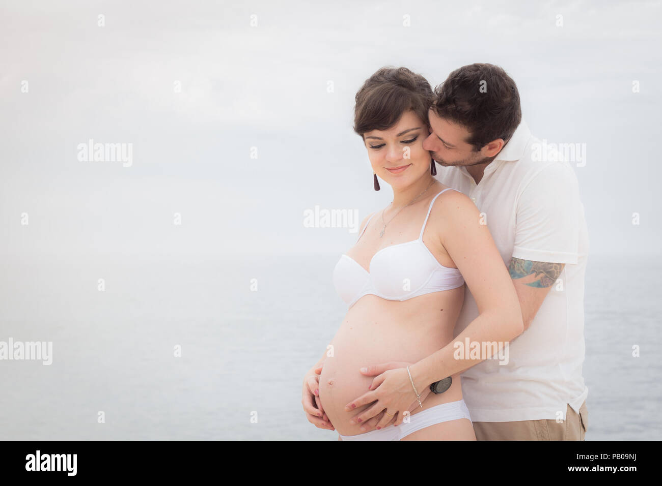Porträt eines lächelnden Paare, die ein Baby erwarten Stockfoto