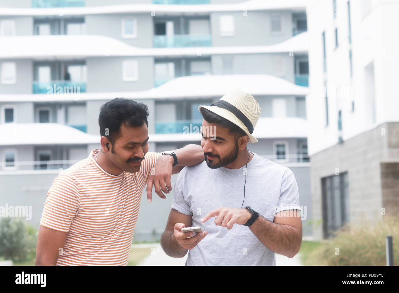 Zwei Männer hören die Musik auf Ihrem Mobiltelefon Stockfoto