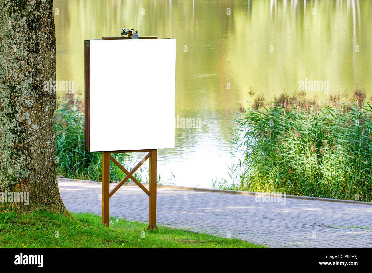 Mock up. Außenwerbung, leere Plakatwand im Freien, öffentlichen Information Board im Park Stockfoto