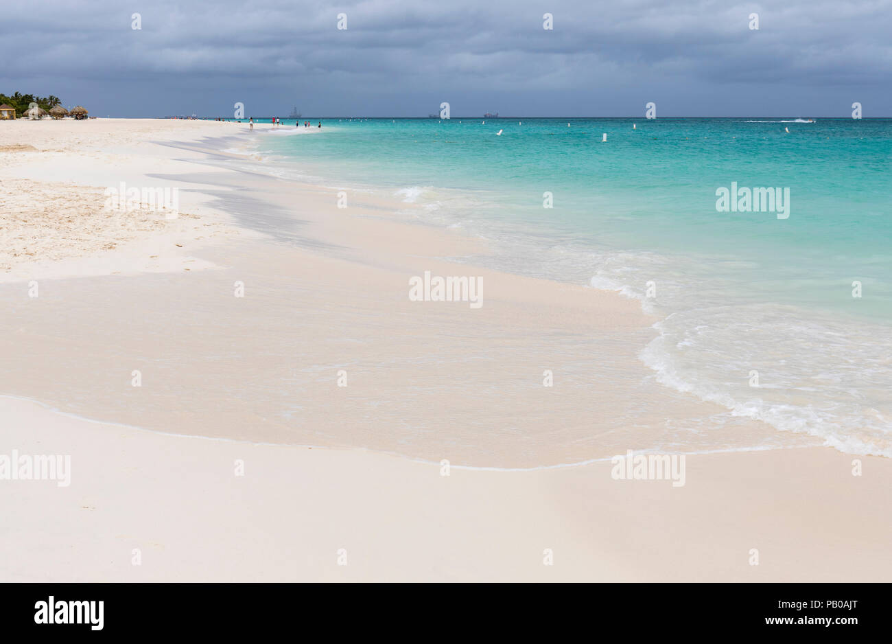 Perfekter weißer Sandstrand und türkisfarbenes Karibikmeer am Eagle Beach, Aruba, Karibik Stockfoto