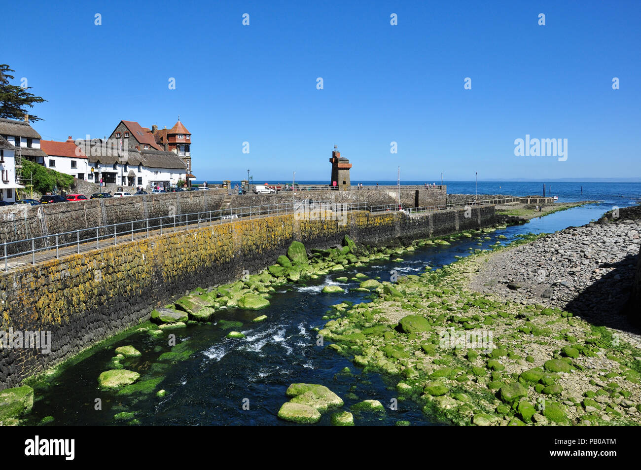 Fluss Lyn (Osten Lyn) Fleisch das Meer in Lynton, North Devon, England, Großbritannien Stockfoto