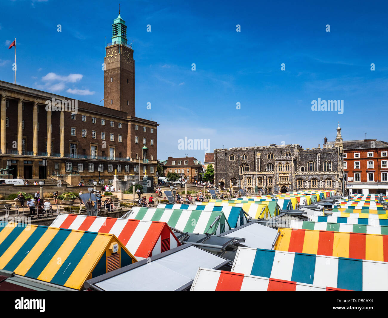 Norwich City Centre - Norwich Tourism - Norwich Market mit Norwich City Hall und Guildhall im Hintergrund. Stadtzentrum Von Norwich. Stockfoto