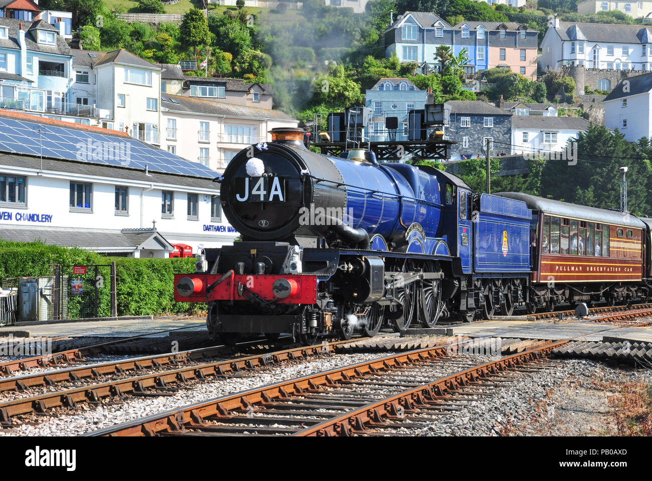 Blau livrierten König Klasse 'King Edward 11' Dampflok verlassen Kingswear, Dartmouth Steam Railway, South Devon, England, Großbritannien Stockfoto