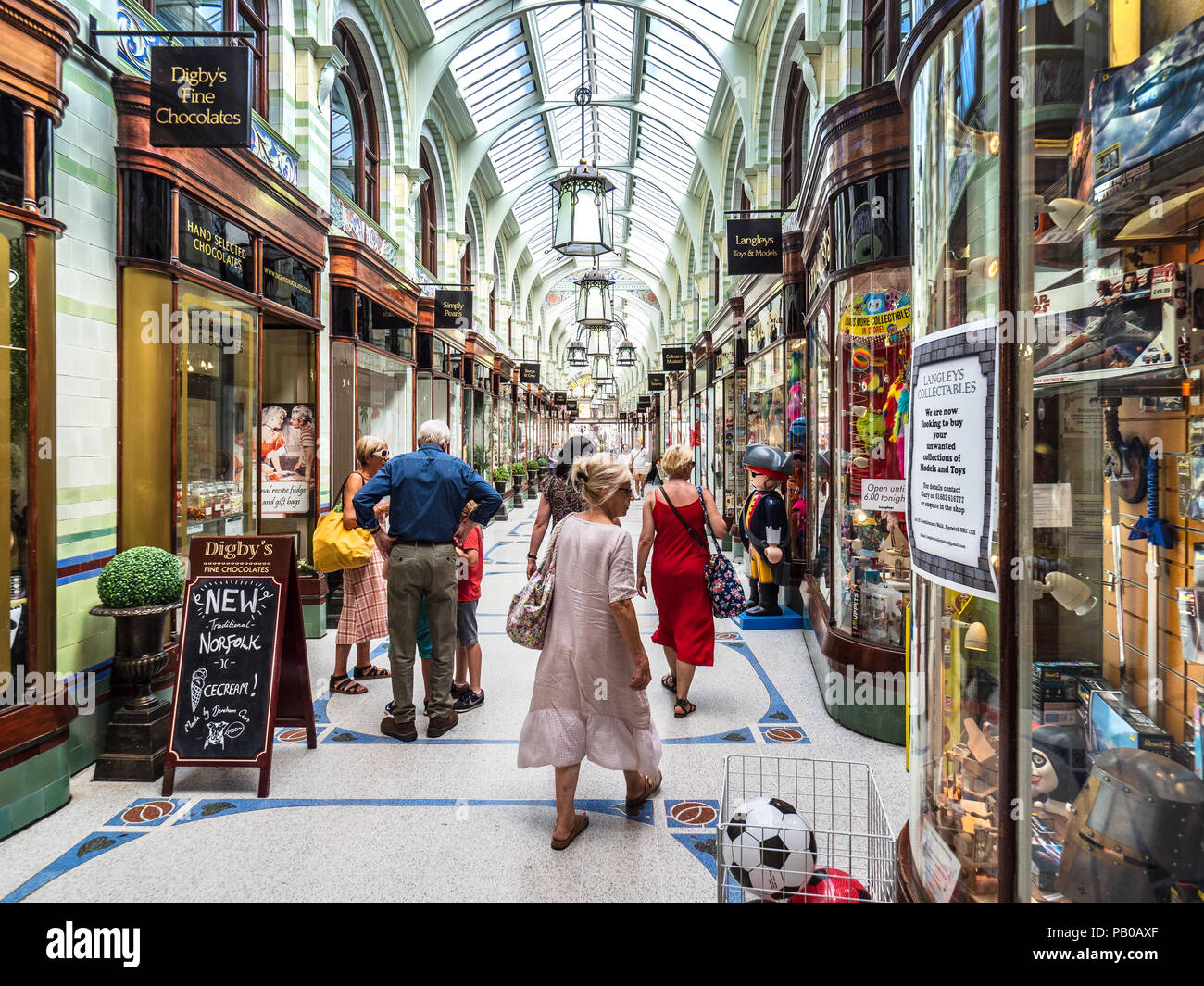 Die Royal Arcade Norwich - Shopper in die Royal Arcade im Zentrum von Norwich - 1899 eröffnet, Architekten George Skipper Stockfoto