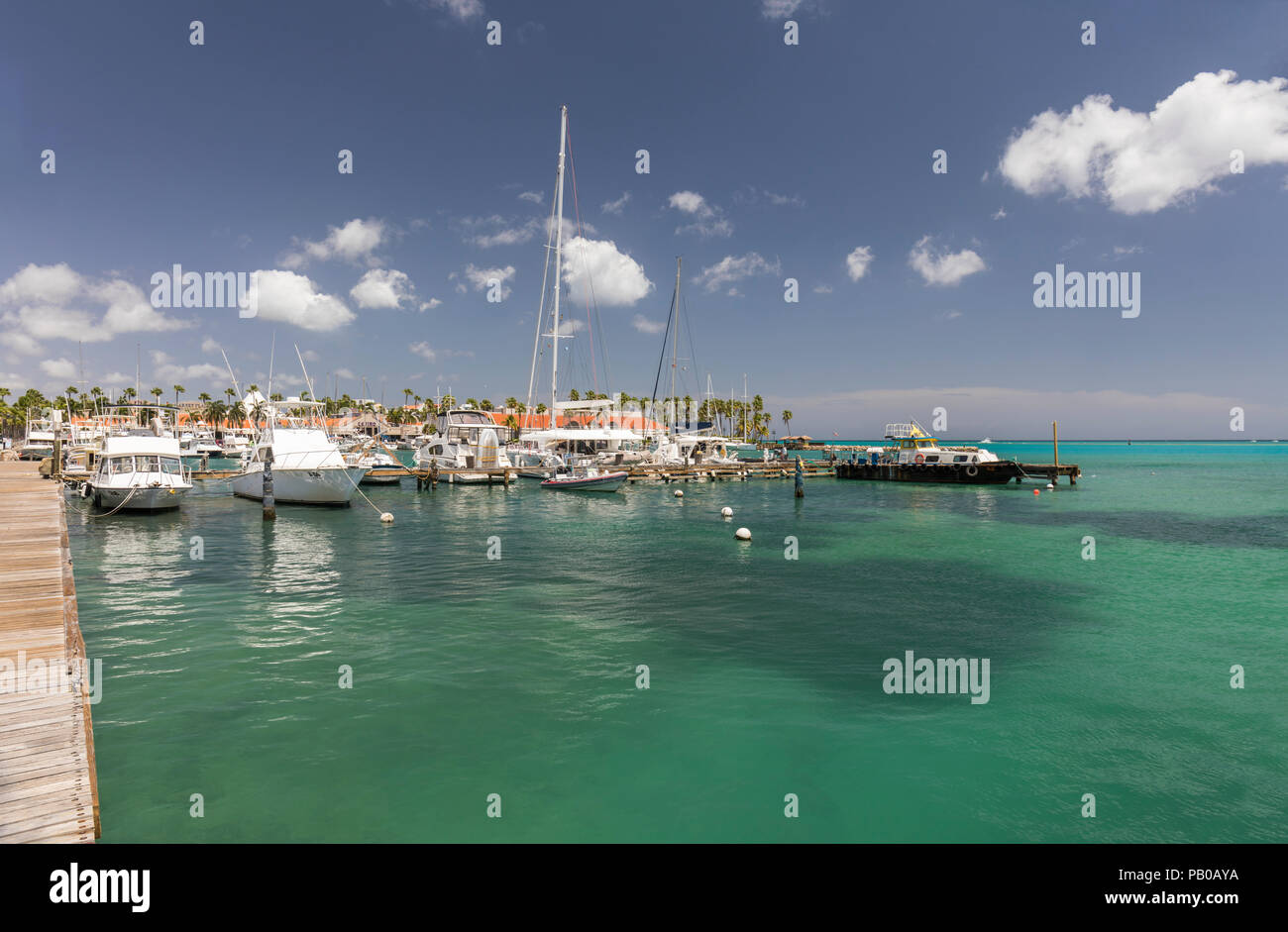 Boote liegen im türkisfarbenen Karibischen Meer im Hafengebiet Oranjestad, Aruba, Karibik Stockfoto