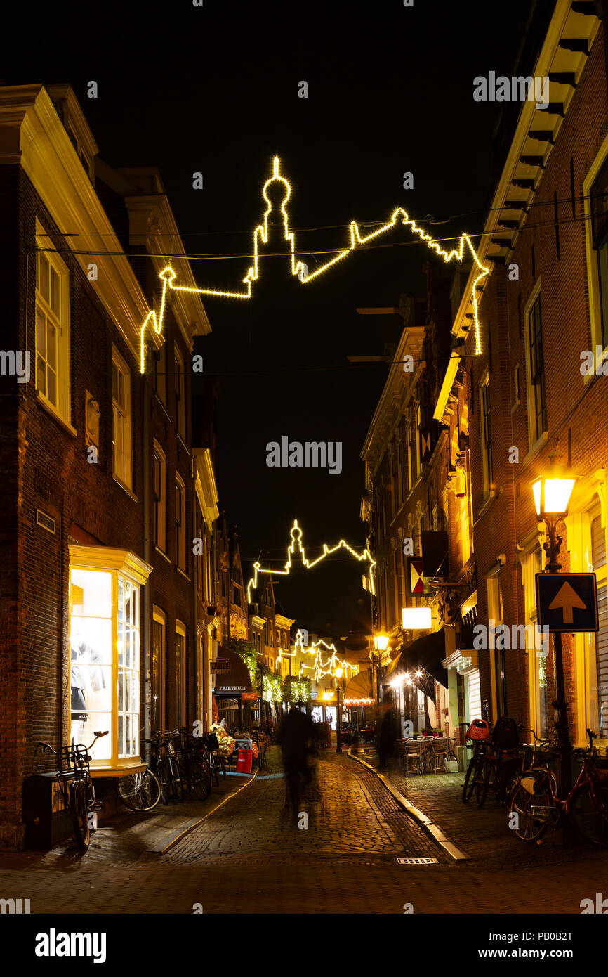 Illuminationen in der Form der Grote Kerk (St. Bavokerk) in Haarlem in den Niederlanden. Die Kirche ist eines der wichtigsten Symbole der Stadt, Stockfoto