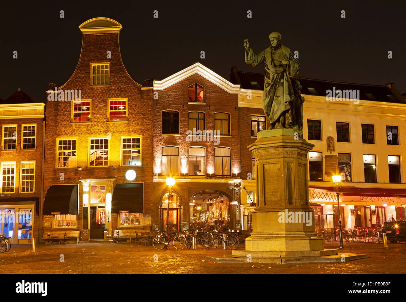 Laurens Janszoon Coster Statue in Haarlem in den Niederlanden. Das Denkmal für die Drucker steht auf dem Grote Markt. Stockfoto