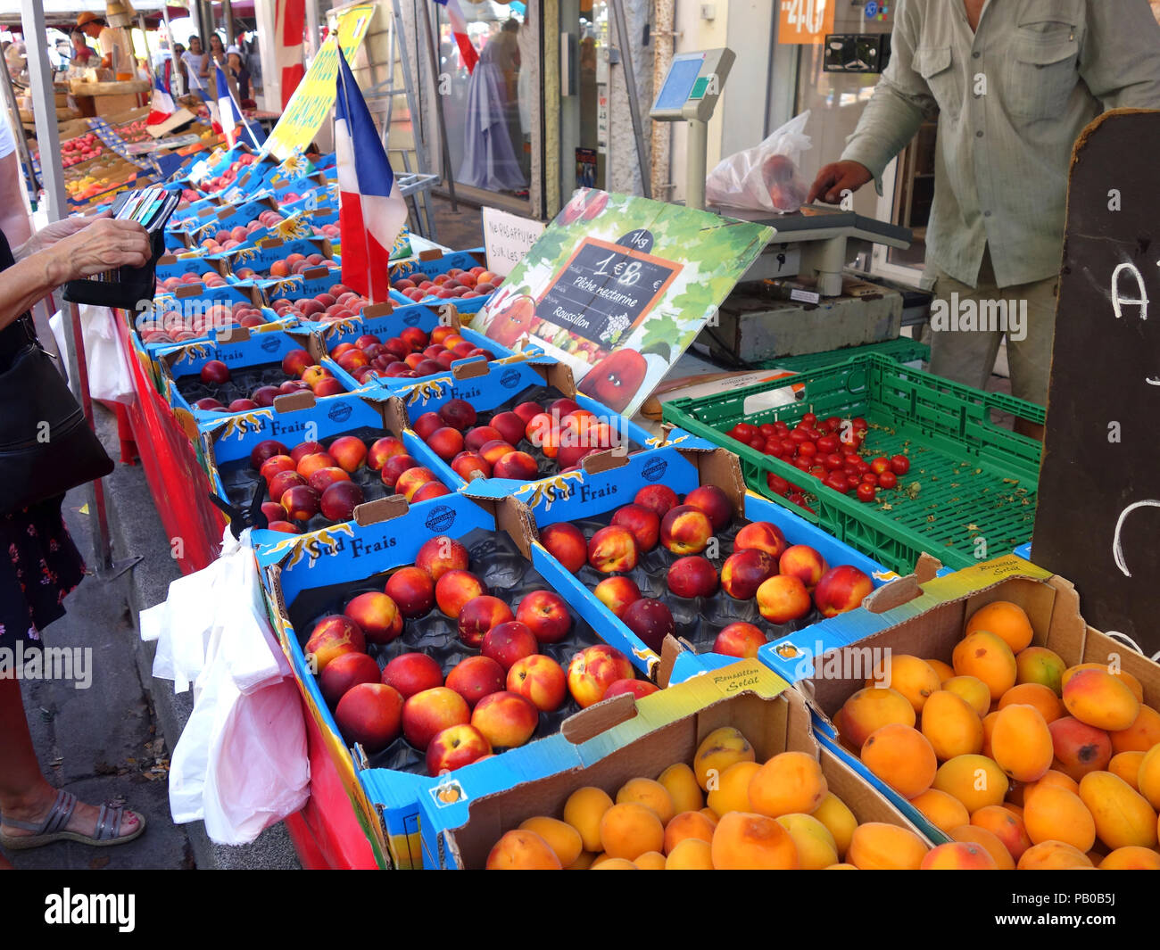 Eine große Auswahl an Lebensmittel, die auf den Verkauf in diesem französischen Markt im Freien von Sete, im Süden von Frankreich in die Hitzewelle im Sommer 2018 Stockfoto