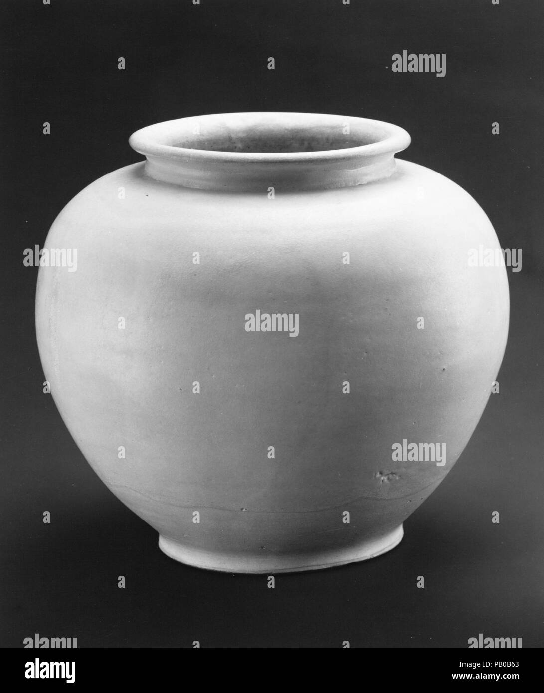 Jar. Kultur: China. Abmessungen: H.7. (17,8 cm); Durchm. 7 3/4 in. (19,7 cm). Datum: 9. Entweder für die Lagerung oder als Grabkunst gute verwendet, diese jar veranschaulicht die Erstellung von Porzellan in North China, wo dieses Material zuerst von der sechsten bis zur neunten Jahrhundert verwendet wurde. Museum: Metropolitan Museum of Art, New York, USA. Stockfoto