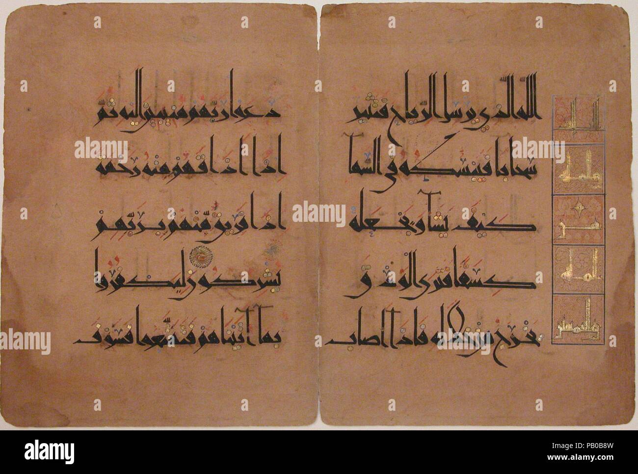 Folio aus der Koran Manuskript. Abmessungen: Ht. 10 1/2 in. (26,7 cm) W. 7 7/8 in. (20 cm). Datum: vom A.H.485/A.D. 1092. Diese beiden Seiten fast zweifellos kommen von einer verteilten Koran vom A.H.485/A.D. 1092 in der "neuen Stils" Script. Dieses Script wurde hauptsächlich in den östlichen islamischen Ländern nach Papier Pergament als schreibmaterial im zehnten Jahrhundert ersetzt. Die Schäfte der Buchstaben sind länglich, weit über jeder Zeile; aus diesem Grund ist das übliche Format für diese Art von Script senkrecht ist. Die Vokale und diakritische Zeichen erzeugt in Blau, Rot, Gold, Silber, fügen eine Note Stockfoto