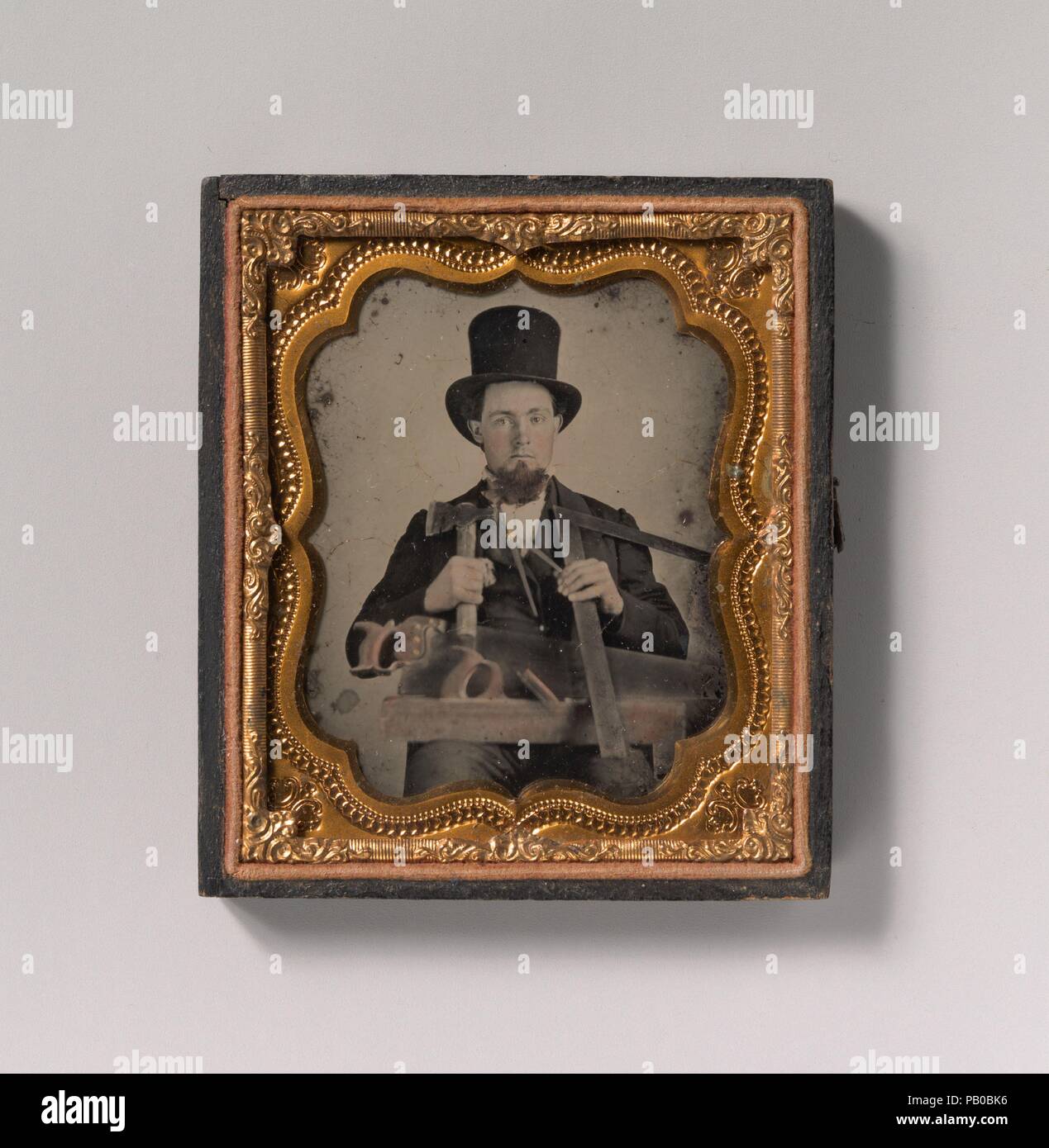 [Zimmermann in Hut mit Beil, Kompass, Square und Hand sah]. Artist: Unbekannt (Amerikanischen). Abmessungen: Bild: 6,6 x 5,3 cm (2 5/8 x 2 1/16 in.) Platte: 8,3 x 7 cm (3 1/4 x 2 3/4 in.) Fall: 1,1 x 9,1 x 7,9 cm (7/16 x 3 5/8 x 3 1/8 in.). Datum: 1850s - 1860s. Museum: Metropolitan Museum of Art, New York, USA. Stockfoto