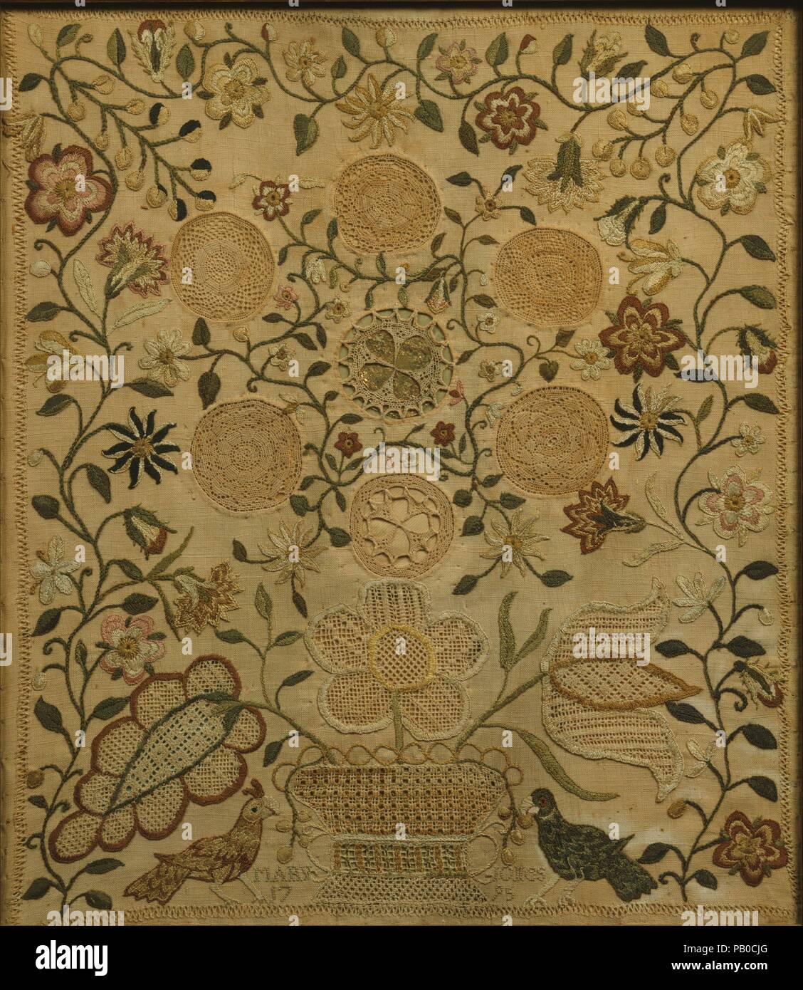 Bestickte Sampler. Kultur: American. Abmessungen: 15 1/4 x 13 1/4 in. (38,7 x 33,7 cm). Schöpfer: Mary Jones. Datum: 1795. Dieser Sampler ist eine von einer kleinen Gruppe in Philadelphia während der zweiten Hälfte des achtzehnten Jahrhunderts geschaffen. Wie Dresden - arbeit Sampler bekannt, sie sind aus weißem Leinen mit weißen drawnwork und Stickereien - Spitze einfügungen eingerichtet. Anders als die meisten Beispiele, die komplett weiß sind, Mary Jones verziert ihr Stück mit einem bunten floralen Grenze. Ein Kreis von Blattgold hinter dem mittleren Kreis der Spitze eingefügt weitere Highlights ihre schwierige Arbeit. Museum: Metropolitan Museum Stockfoto