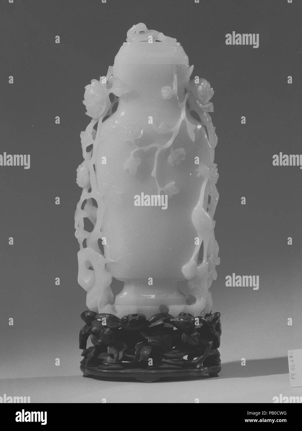 Vase. Kultur: China. Abmessungen: Gr. H. 11 3/8 in. (28,9 cm), Gr. W. 4 9/16-in. (11,6 cm). Datum: 19. Museum: Metropolitan Museum of Art, New York, USA. Stockfoto