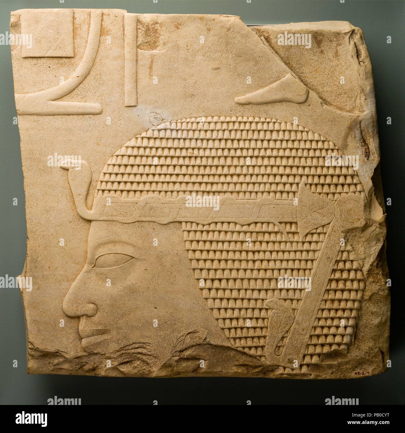 Relief mit dem Leiter des Amenhotep I. Abmessungen: h. 44 cm (17 5/16 Zoll); w. 44 cm (17 in 5/16). Dynastie: Amenhotep I. Datum: ca 1525-1504 v. Chr.. Die fragmentarischen Kartusche in der oberen linken Ecke dieses Relief bewahrt die letzten Buchstaben des Namens Amenhotep. Im Dynasty 18, es gab vier Könige mit diesem Namen", was "Amun zufrieden ist." Die Identität der König hier dargestellt von der erhaltenen Profil klar ist. Die Form der Nase und die kurze Oberlippe sind nahezu identisch mit dem Profil einer Leiter des Amenhotep I., 26.3.30, in der Sammlung des Museums (Zusätzliche photog siehe Stockfoto
