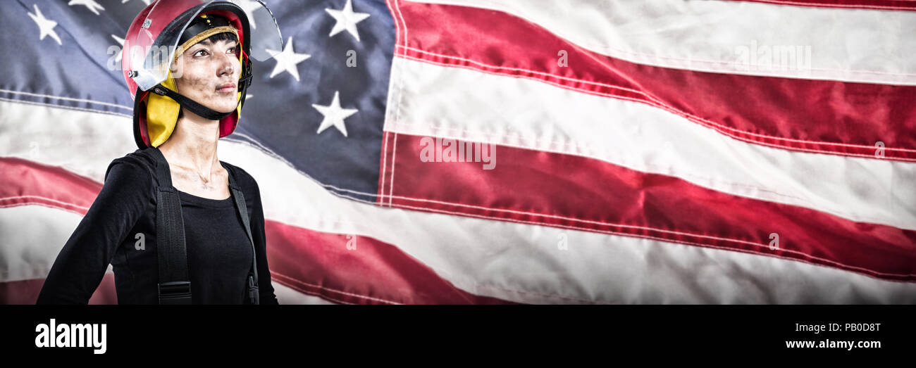 Das zusammengesetzte Bild von nachdenklich weiblichen Architekten stehen mit Hand auf der Hüfte Stockfoto