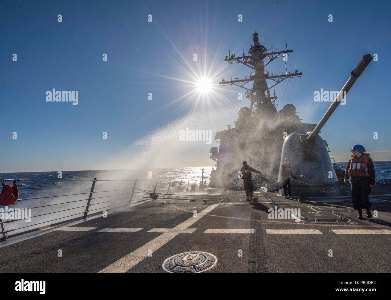 Eine Welle stürzt über das vorschiff der USS Carney. Mittelmeer (Jan. 22, 2018) eine Welle stürzt über das vorschiff der Arleigh-Burke-Klasse geführte Anti-raketen-Zerstörer USS Carney (DDG64) während der Fahrt in das Mittelmeer. Carney ist vorausschauend zu Rota, Spanien, auf seiner vierten Patrouille in den USA 6 Flotte Bereich der Operationen zur Unterstützung der regionalen Verbündeten und Partnern bereitgestellt, und die nationale Sicherheit der USA Interessen in Europa. Stockfoto