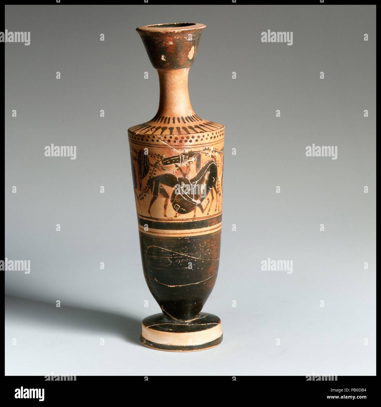 Lekythos. Kultur: Griechisch, Dachboden. Abmessungen: H. 19,41 cm. Datum: Ca. 480 v. Chr.. Zwei Amazonen; Herakles und der Erymanthian Eber. Museum: Metropolitan Museum of Art, New York, USA. Stockfoto
