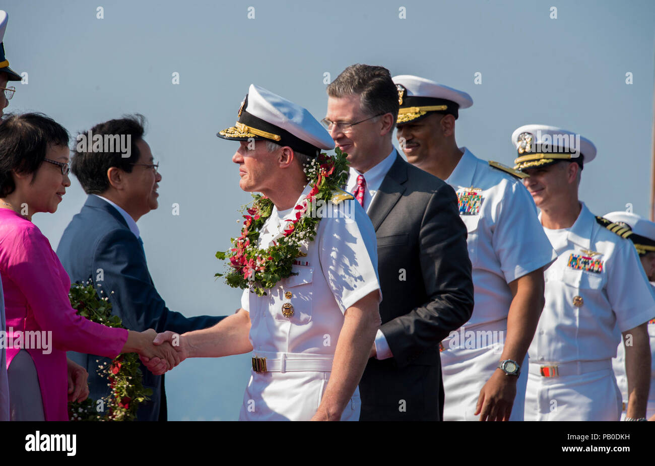 Eine Begrüßungszeremonie auf dem Flughafen von Da Nang, Vietnam. DA Nang, Vietnam (5. März 2018) Senior Leadership aus Vietnam Führer Grüße aus den USA 7 Flotte, der US-Botschaft in Hanoi und das Carl Vinson Strike Group, während der Begrüßungszeremonie auf dem Flughafen von Da Nang, Vietnam. Die Carl Vinson Strike Group ist im westlichen Pazifik als Teil einer regelmäßigen Bereitstellung. Stockfoto