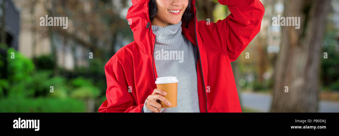 Das zusammengesetzte Bild der Frau in der roten Jacke mit Kaffee gegen den weißen Hintergrund Stockfoto