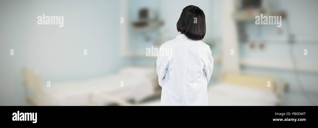 Das zusammengesetzte Bild des Arztes vor weißem Hintergrund Stockfoto