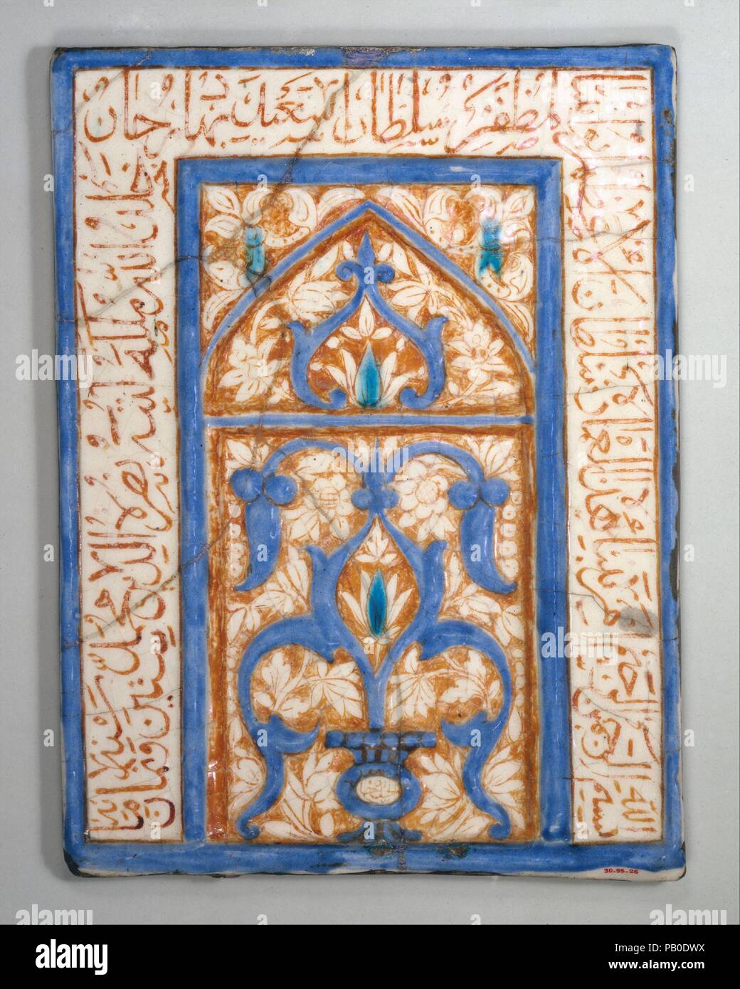 Fliese mit Nische Design. Kalligraph: Nusrat al-Din Muhammad. Abmessungen: H.15 cm. (39,4 cm) W. 11 1/4 in. (28,6 cm) D.1 3/8 in. (3,5 cm). Datum: vom A.H.860/A.D. 1455-56. Arabische Inschrift: "Im Namen Gottes, des Gnädigen, des Barmherzigen. Der Bau dieser Struktur wurde vom Obersten Sultan Abu Anbiyya al bestellt - NASSIM EIN [BU] Sa'id Bahadur Khan, möge Gott sein Königreich zu verewigen. Nusrat al-Din Muhammad dies schrieb im Jahr 860/1455-56." Zusammen mit zwei Kalligrafischen fries Fliesen im Londoner Victoria & Albert Museum mit ähnlichen florale Dessins, das Lustre Fliese o Stockfoto