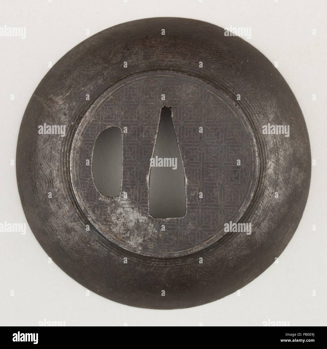 Schwert Guard (Tsuba). Kultur: Japanisch. Abmessungen: Durchm. 3 1/16-in. (7,8 cm); Dicke 11/16 in. (1,7 cm); Wt. 2 oz. (56,7 g). Datum: 18. Museum: Metropolitan Museum of Art, New York, USA. Stockfoto