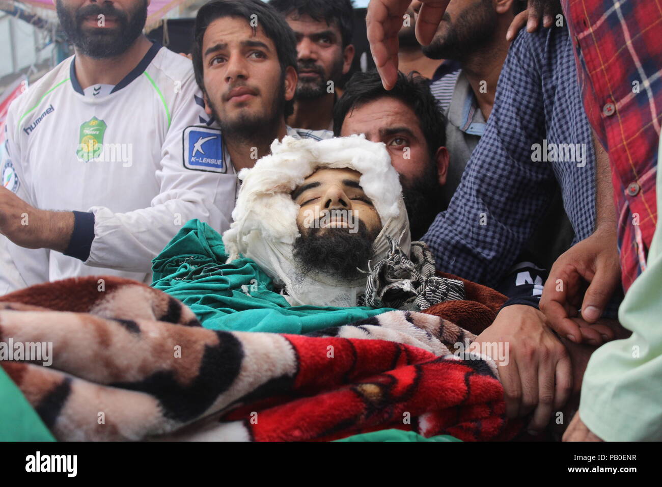 Tausende von Menschen in Beerdigung verfahren der Militanten Bilal Ahmed dar, die in Anantnag Schießerei mit Regierungstruppen getötet wurde, teilgenommen. Stockfoto