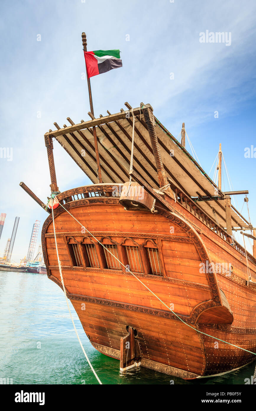 Stern von einem traditionellen arabischen Schiff vertäut von Corniche in Sharjah, VAE Stockfoto