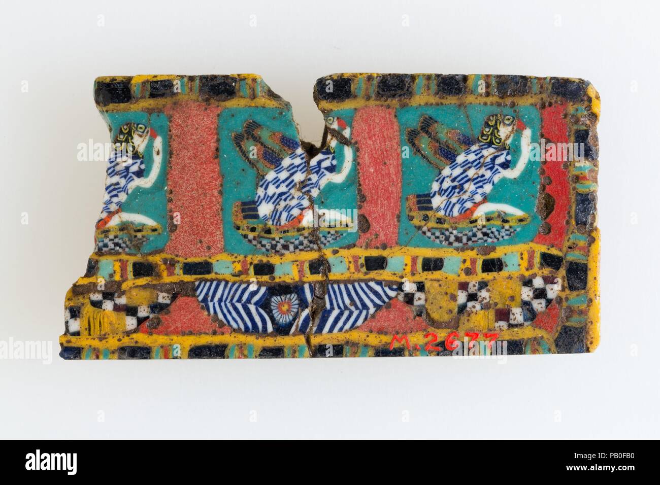 Inlay Fragment, rekhyt Vögel. Abmessungen: H. W. 2,8 × 5,2 cm (1 1/8 x 2 1/16 in.). Datum: 100BC-100AD. Mosaik Glas Techniken erlaubt Vielfache von einem Bild erstellt werden: Ein figürlicher oder Design Komposition wurde durch die Bündelung von farbigem Glas Stöcke, die dann in eine lange Bar (10.130.2729, 17.194.2463), die im rechten Winkel geschnitten wurde gezeichnet wurden, wahrscheinlich durch einen geeigneten Werkzeug Struck, kleinen inlay Fliesen zu produzieren. Solche Elemente können auch nebeneinander verwendet werden, zu erstellen, sich wiederholende Muster für lange Grenzen (26.7.1228). Hier sieht es so aus, als ob Fliesen Mosaik mit rekhyt Vögel wurden Stockfoto