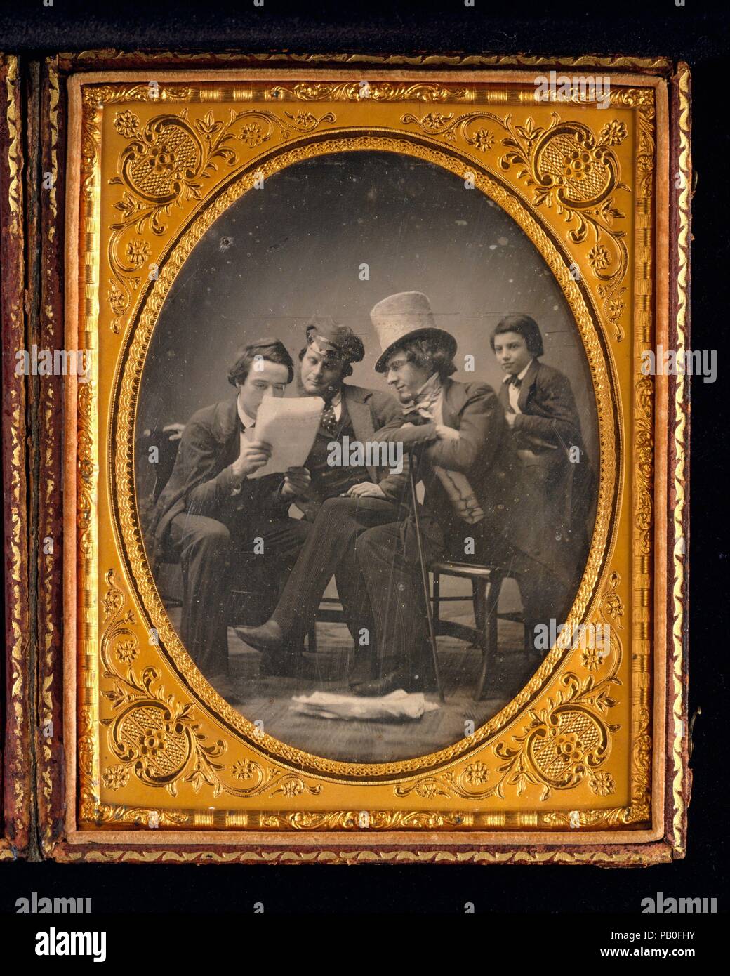 Kalifornien Nachrichten. Artist: Gabriel Harrison (American, 1818-1902). Abmessungen: Platte: 14 x 10,5 cm (5 1/2 x 4 1/8 in.) 6 × 4 13/16-in. (15,3 × 12,2 cm) Fall: 2 × 15,3 × 12,3 cm (13/16-in. X 6 in. × 4 13/16 in.). Datum: Ca. 1850. Harrison zog auf seinem Hintergrund als Dramatiker, Dichter und Schauspieler für seine Rolle in dieser Daguerreotypie, mit seinem Arbeitgeber Posing, Martin Lawrence, und seinem Sohn. Die Gruppe versammelt sich eifrig auf die neuesten Nachrichten der California Gold Rush, die mit großer Aufregung in New York in den 1840er und 1850er Jahren folgte, war zu hören. Harrison nahm seine Inspiration für dieses Genre Stockfoto