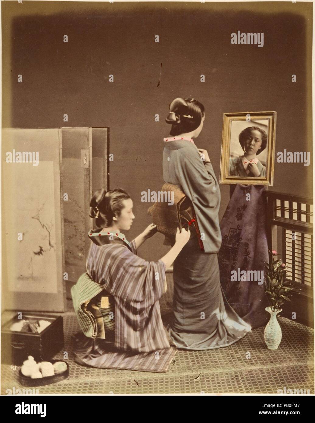 [Zwei japanische Frauen in traditioneller Kleidung]. Artist: Suzuki Shin'ichi (Japanisch, 1835-1919). Abmessungen: 25,2 x 19,9 cm (9 15/16 x 7 13/16 in.). Datum: 1870. Museum: Metropolitan Museum of Art, New York, USA. Stockfoto