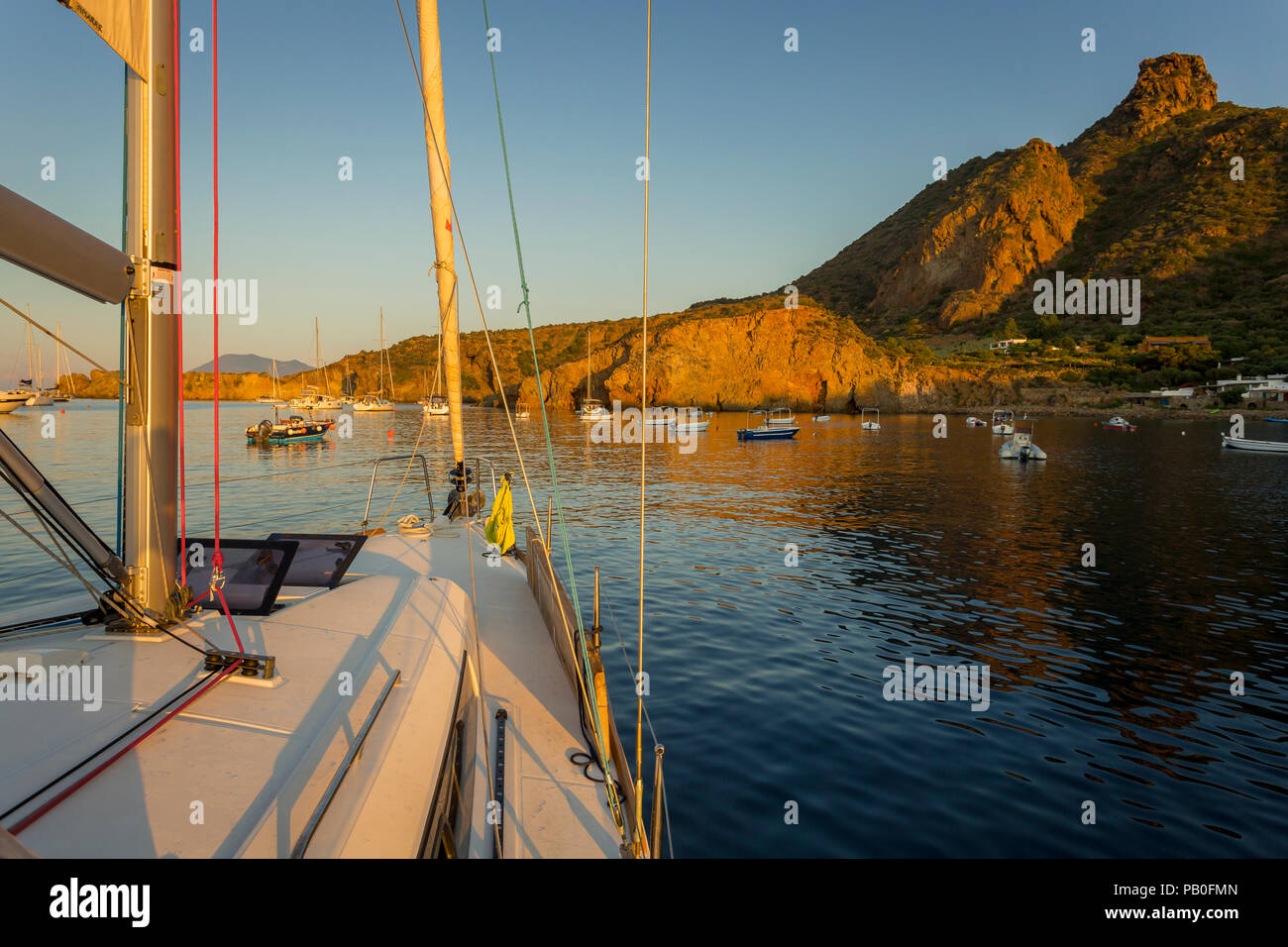 Segelboot in Panarea, Äolischen Inseln, Sizilien verankert. Stockfoto