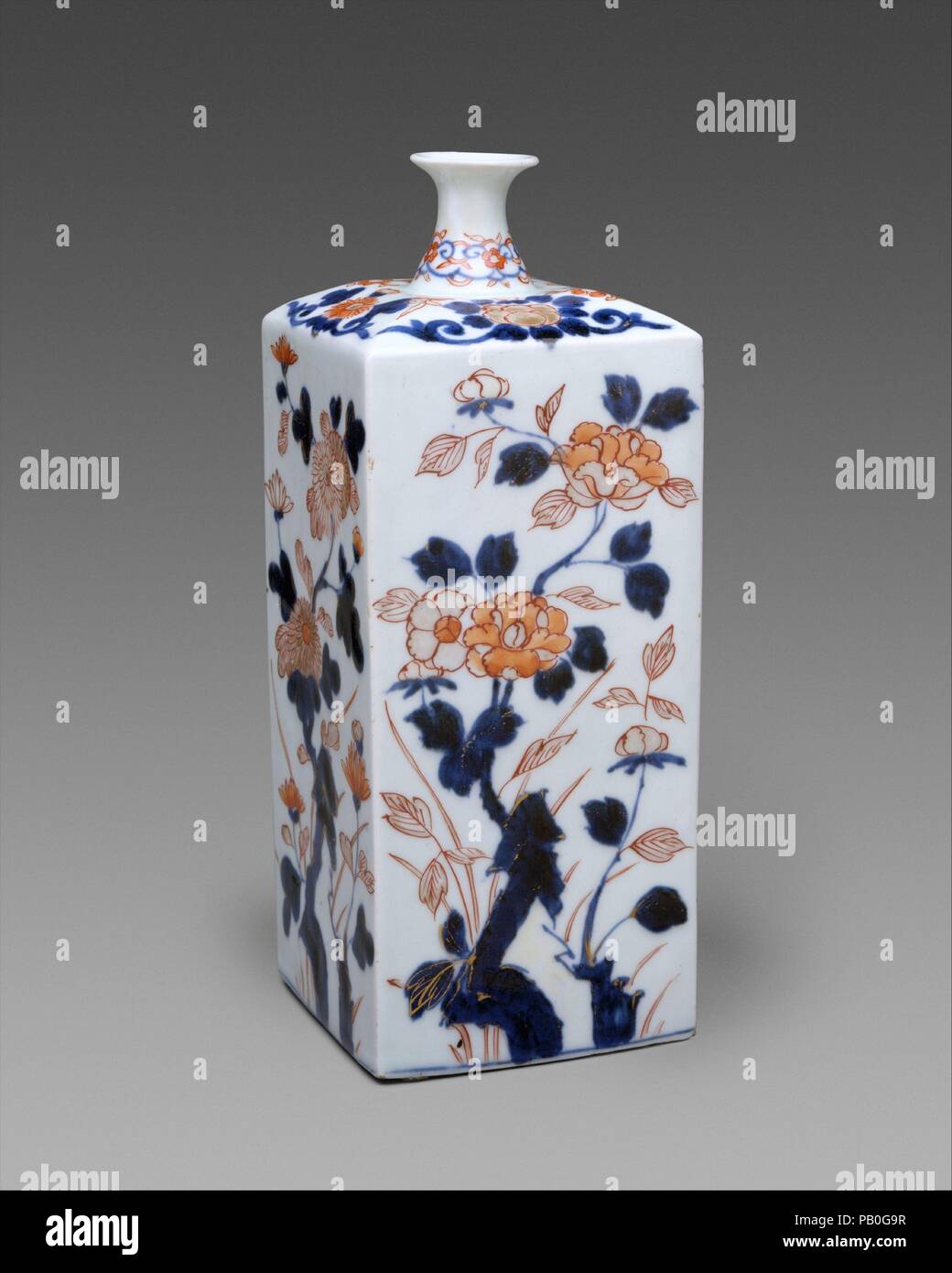 Mit Blumen der vier Jahreszeiten Flasche. Kultur: Japanisch, für Europäische (wahrscheinlich niederländischen) Markt. Abmessungen: Höhe: 8 cm. (21,9 cm). Datum: Ca. 1710. Obwohl die quadratische Form der Flasche ein niederländisches Glas Behälter für Wein oder Spirituosen verwendet werden repliziert, die Dekoration der Blumen der vier Jahreszeiten - einschließlich Chrysanthemen symbolische des Frühlings, und Pfingstrosen für Sommer - auf chinesische und japanische Traditionen beruhen. Museum: Metropolitan Museum of Art, New York, USA. Stockfoto