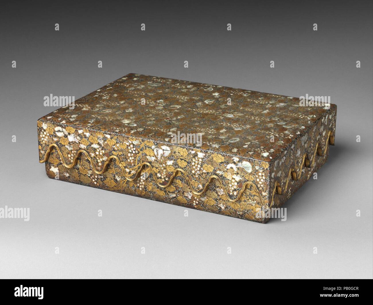 Schreibwaren Box mit Dekoration der Trauben und Eichhörnchen. Kultur: Japan (Ryukyu Inseln). Abmessungen: H.4 5/8 in. (11,7 cm); W. 16 1/2 in. (41,9 cm); D.12 1/4 in. (31,1 cm). Datum: 17. Museum: Metropolitan Museum of Art, New York, USA. Stockfoto