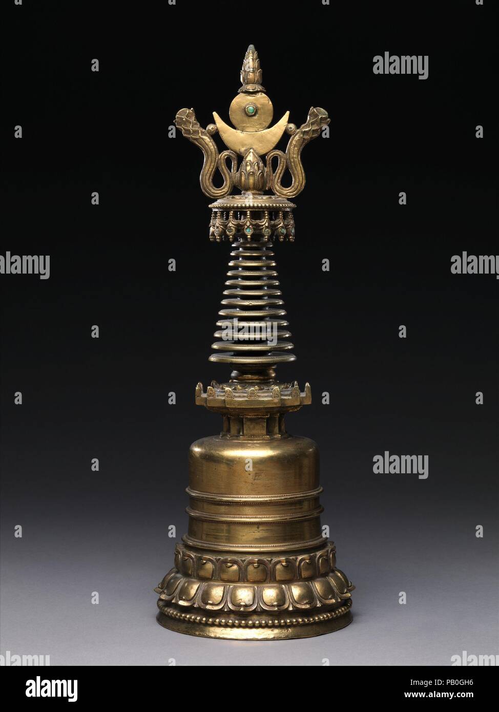 Stupa. Kultur: Tibet. Abmessungen: H.20. (50,8 cm); W. 7 1/4 in. (18,4 cm); Durchm. 6 7/8 in. (17,5 cm). Datum: Mitte des 15. Jahrhunderts. Der Stupa (tibetisch: Chorten) ist die älteste Form der buddhistische Kunst, symbolisiert die monumentalen Totentempel Dämme des alten Indien, die an den Buddhismus als Verwahrstelle für Buddhas Reliquien angeeignet wurden. Im Laufe der Zeit sie nahmen viele Formen, einschließlich abgespeckte Versionen, die in Metall, mit der gleichen Funktion des Gehäuses der heiligen Reliquien, sondern deren höheren Zweck in ein Kloster ist von der Anwesenheit des Buddha und seinen Lehren evozieren. Museum: Metropolitan Museum der Kunst, N Stockfoto