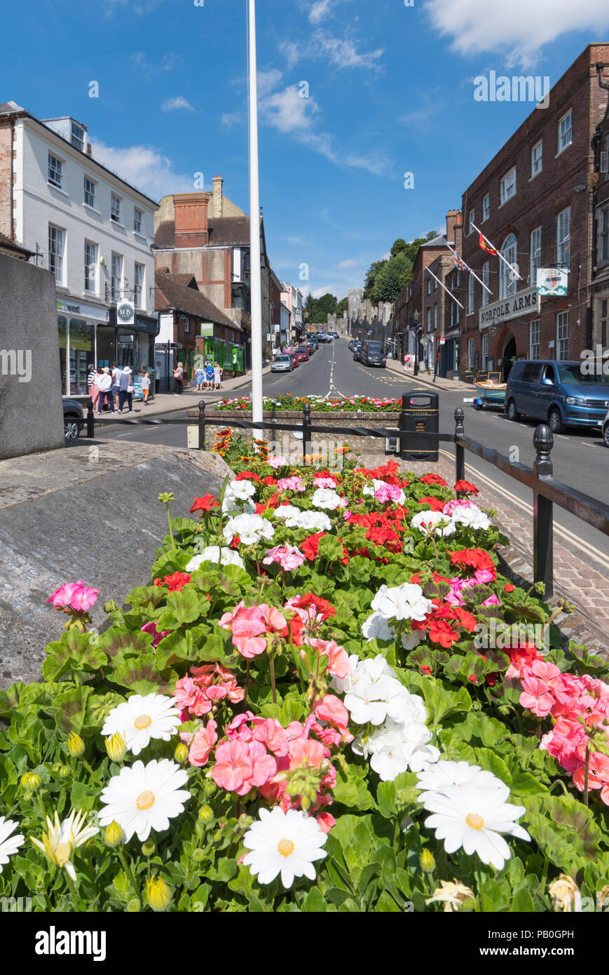 Portraitbild von Blumenanzeige und High Street im Sommer in Arundel, West Sussex, England, Großbritannien. Sommerblumen. Stockfoto